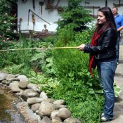 Натали Подольская ловит рыбу