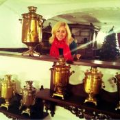 Тоня Матвиенко согревалась чаем из старинных самоваров в Сургуте